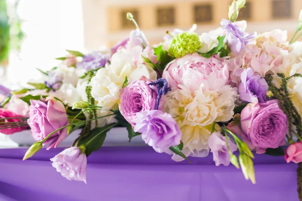 Τραπέζια διακοσμημένα με λουλούδια — Φωτογραφία Αρχείου