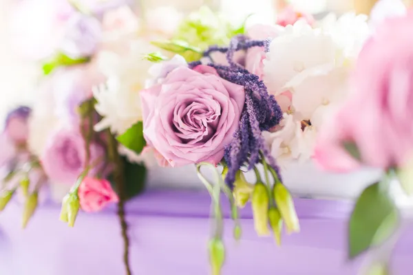 Mit Blumen geschmückte Tische. Details zur Nahaufnahme — Stockfoto