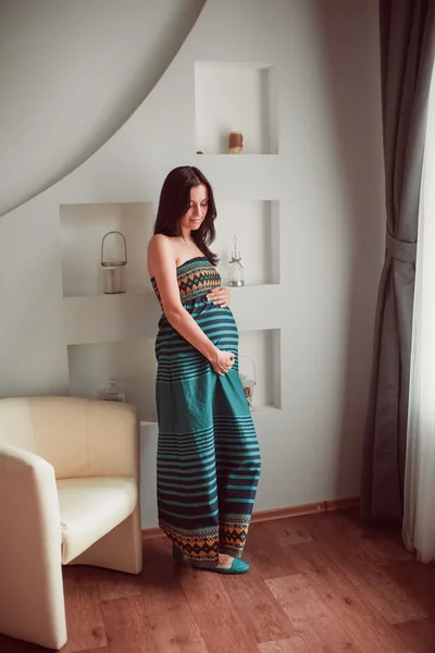 Donna incinta mettere le mani sulla pancia — Foto Stock