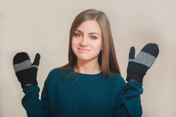 Mooie vrouw dragen winter handschoenen — Stockfoto
