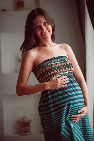 Беременная женщина положила руки на живот — стоковое фото