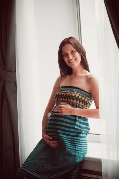Mujer embarazada puso sus manos en el vientre — Foto de Stock