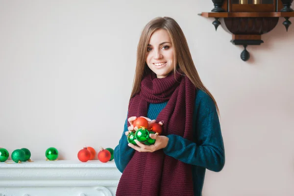 Junge Frau mit Weihnachtskugel — Stockfoto