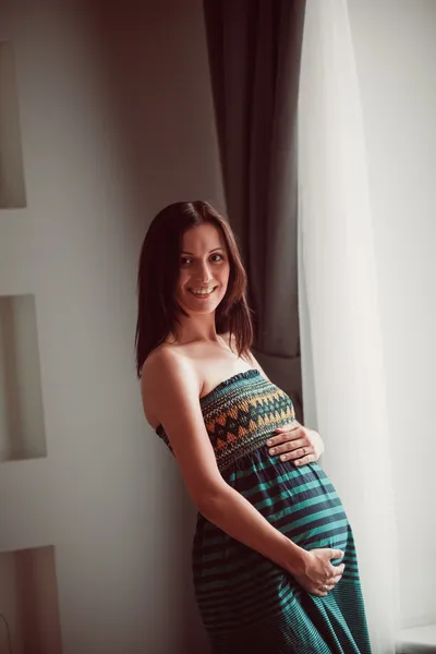 Femme enceinte mettre ses mains sur le ventre — Photo