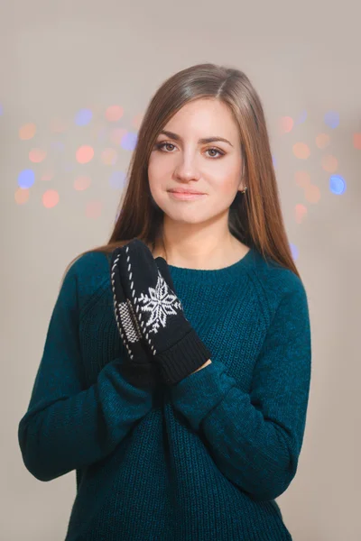 Piękna kobieta sobie rękawiczki zimowe — Zdjęcie stockowe