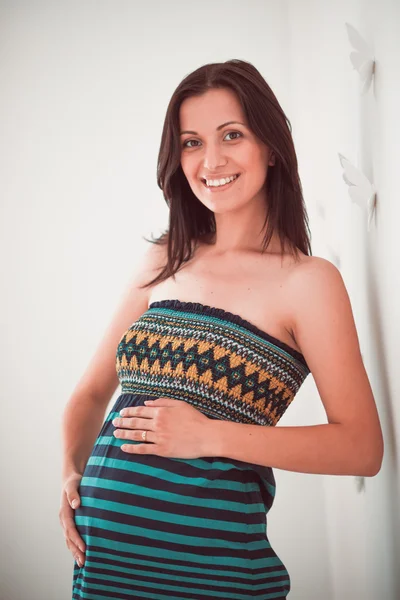 Беременная женщина положила руки на живот — стоковое фото