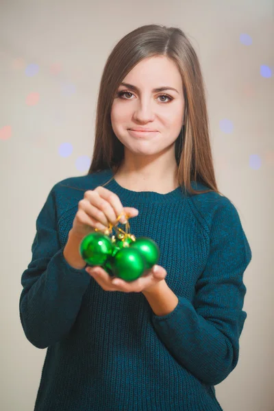 Junge Frau mit Weihnachtskugel — Stockfoto