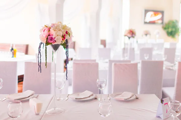 Mesas decoradas con flores — Foto de Stock