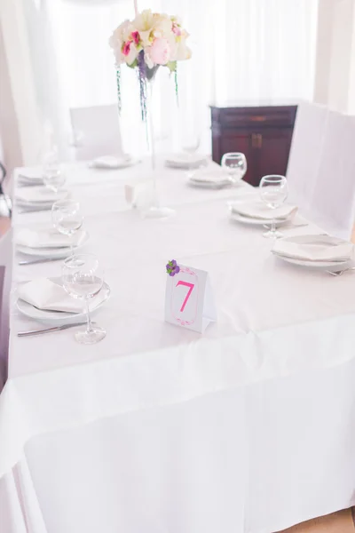 花で飾られたテーブル — ストック写真