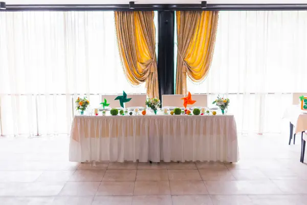 Tavoli decorati con fiori e frutta — Foto Stock