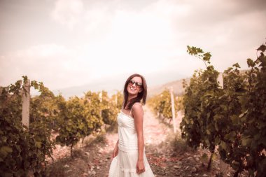 Kadın kılığında bir bağ