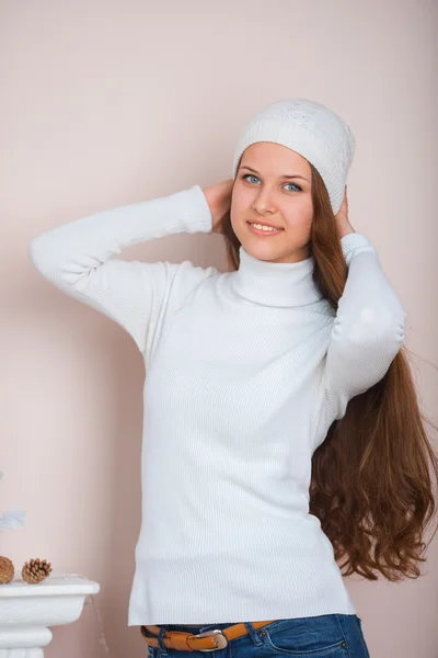 Ragazza in un cappello bianco e maglione — Foto Stock