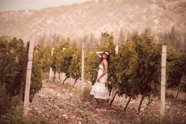 Frau posiert in einem Weinberg — Stockfoto