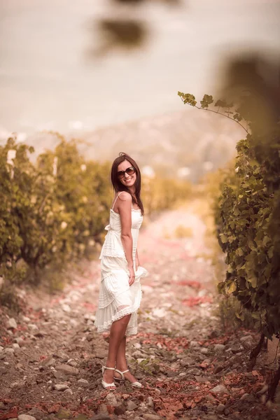 Mujer posando en un viñedo — Foto de Stock