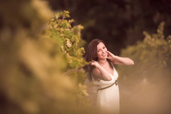 Mujer posando en un viñedo — Foto de Stock