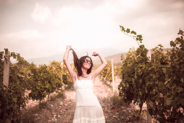 Woman posing in a vineyard — Stock Photo, Image