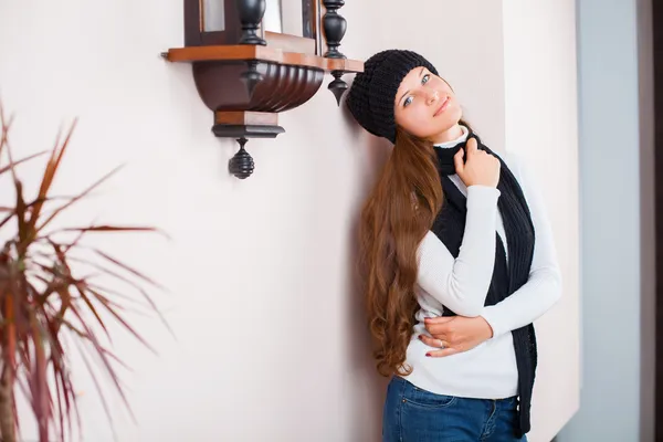 Flicka i en hatt och tröja — Stockfoto