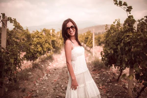 Женщина позирует в винограднике — стоковое фото