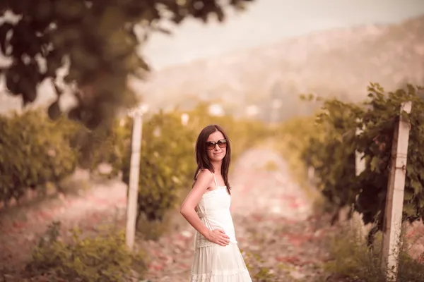 Mulher posando em uma vinha — Fotografia de Stock