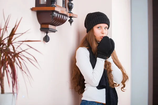 Dívka v klobouku a svetr — Stock fotografie