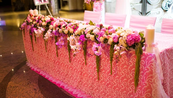 Arco floral y mesa decorada — Foto de Stock