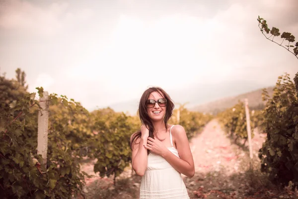 Mulher posando em uma vinha — Fotografia de Stock