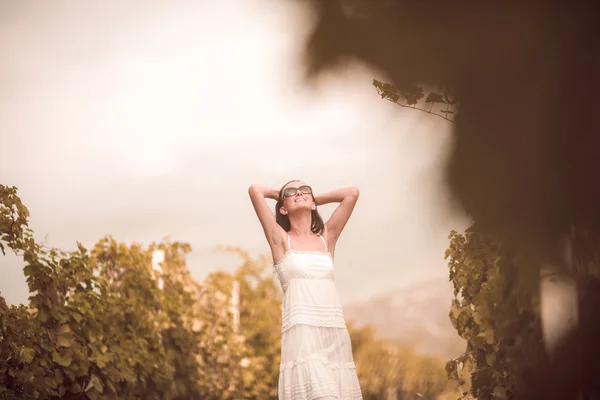 Женщина позирует в винограднике — стоковое фото