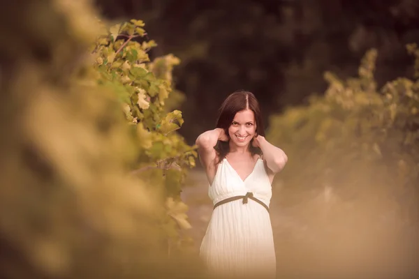 Mujer posando en un viñedo — Foto de Stock