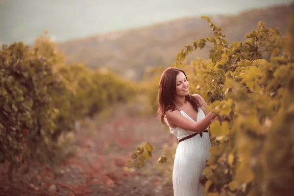Vrouw poseren in een wijngaard — Stockfoto