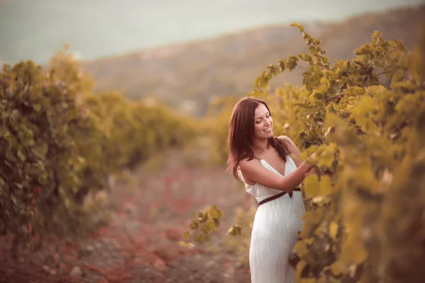 Frau posiert in einem Weinberg — Stockfoto