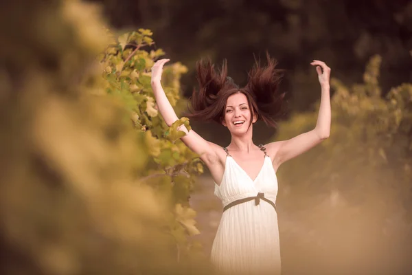 Woman posing in a vineyard — Stock Photo, Image