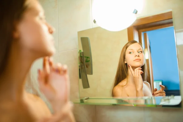 Chica cuidando de su cara — Foto de Stock