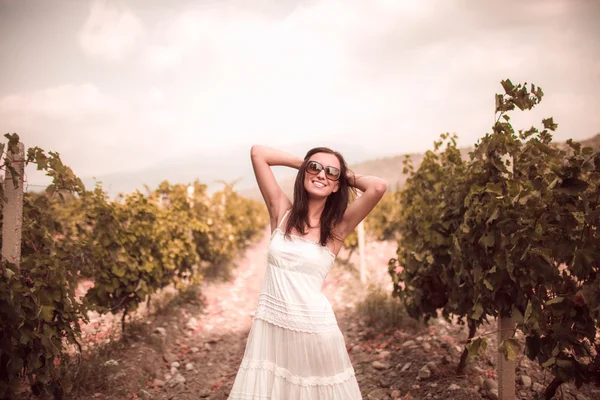 Kvinna poserar i en vingård — Stockfoto