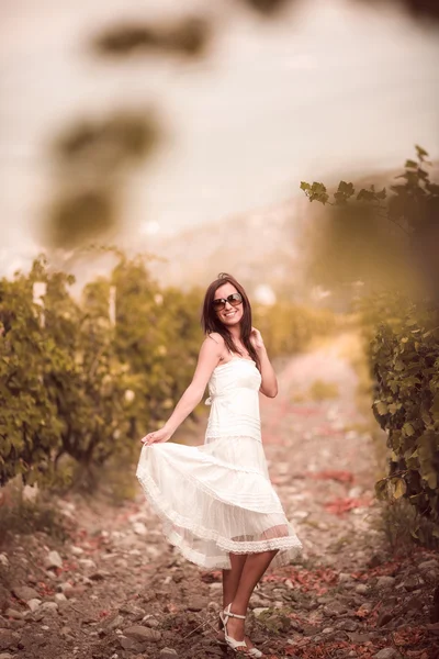 Woman posing in a vineyard — Stock Photo, Image