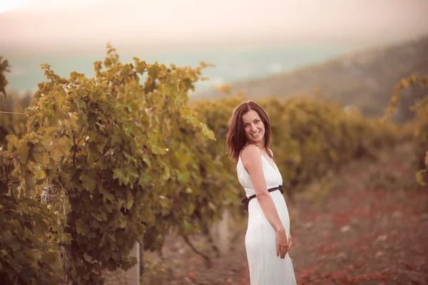 Mujer posando en un viñedo — Foto de Stock