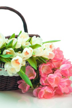 sepet içinde güzel laleler