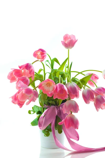 Krásné růžové tulipány v hrnci — Stock fotografie