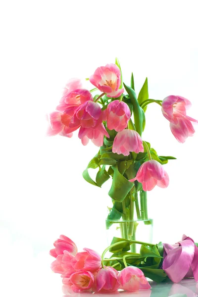 Bellissimi tulipani rosa in vaso di vetro — Foto Stock