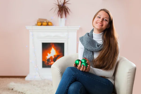 Mädchen mit Weihnachtsspielzeug — Stockfoto