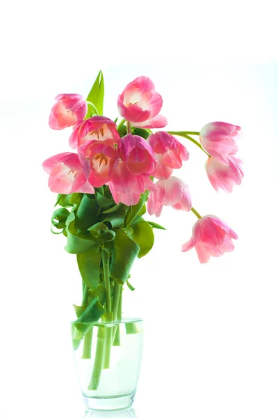 Красивые розовые тюльпаны в стеклянной вазе — стоковое фото