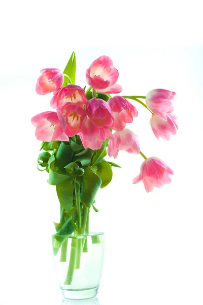 Bellissimi tulipani rosa in vaso di vetro — Foto Stock