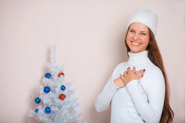 Chica en un sombrero blanco y suéter —  Fotos de Stock