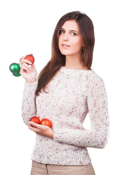 Porträt eines jungen Mädchens im weißen Pullover mit Weihnachtskugeln — Stockfoto