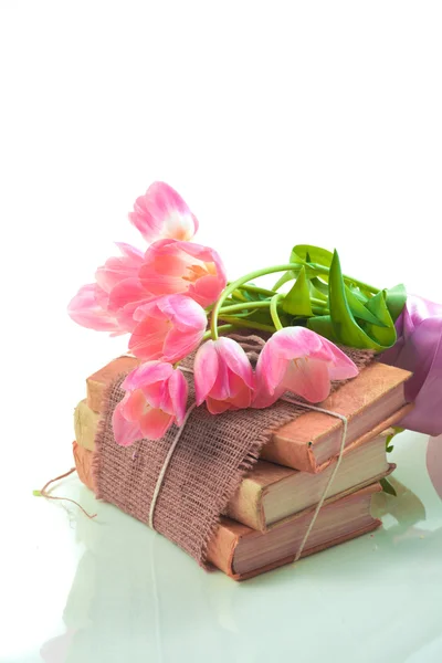 Růžové tulipány na staré knihy — Stock fotografie