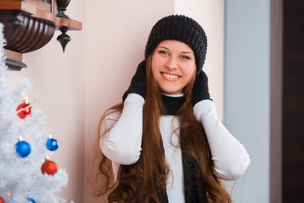 Flicka nära julgran — Stockfoto