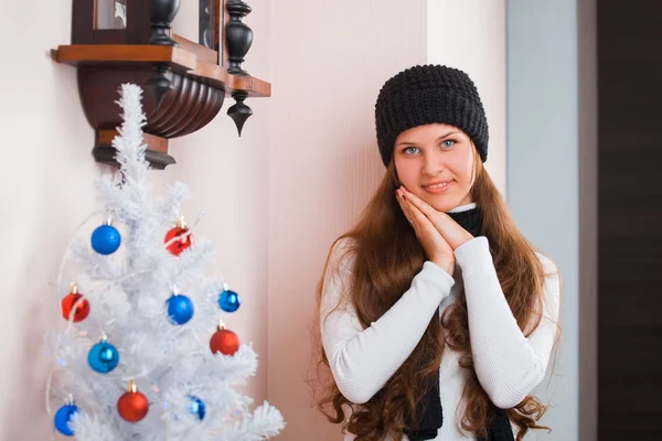 Mädchen in der Nähe von Weihnachtsbaum — Stockfoto