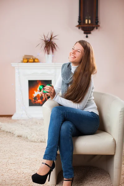 Mädchen mit Weihnachtsspielzeug — Stockfoto