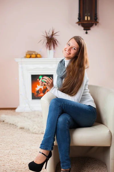 Meisje met kerst speelgoed — Stockfoto