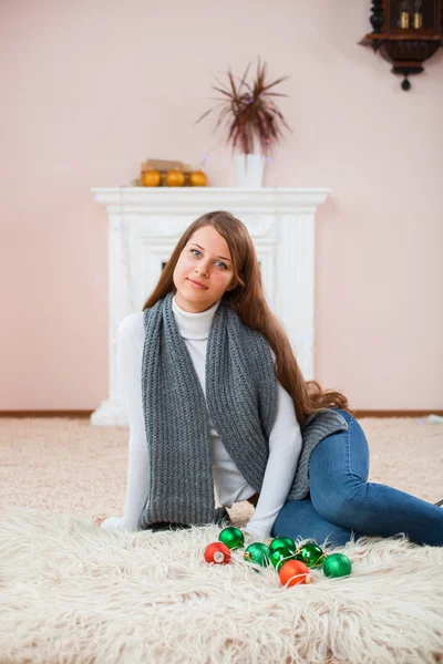 Meisje met kerst speelgoed — Stockfoto