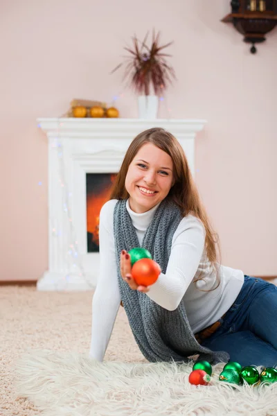 Chica con juguetes de Navidad — Foto de Stock